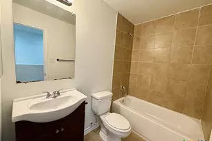 91 Plaza Dr, Universal City, TX 78148 - Photo 17