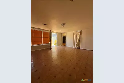206 W Avenue B, Lampasas, TX 76550 - Photo 11
