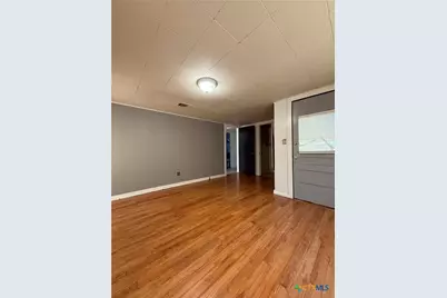 206 W Avenue B, Lampasas, TX 76550 - Photo 11