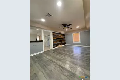 206 W Avenue B, Lampasas, TX 76550 - Photo 5