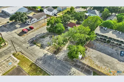 308 E Guadalupe Street, Victoria, TX 77901 - Photo 9