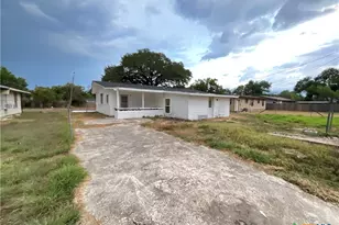 2018 Sherman St, Seguin, TX 78155 - Photo 23