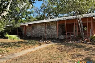 600 Ducey St, Yoakum, TX 77995 - Photo 1