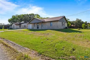 710 Courtney St, Edna, TX 77957 - Photo 3