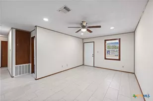 710 Courtney St, Edna, TX 77957 - Photo 5