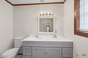 710 Courtney St, Edna, TX 77957 - Photo 17