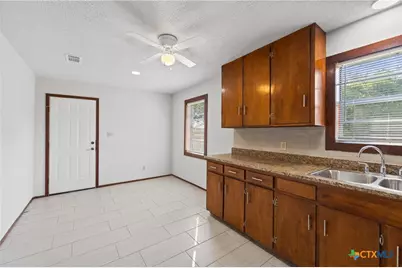 710 Courtney Street, Edna, TX 77957 - Photo 9