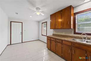 710 Courtney St, Edna, TX 77957 - Photo 9