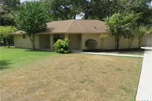 900 Boenig St, Seguin, TX 78155 - Photo 5