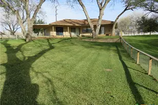 900 Boenig St, Seguin, TX 78155 - Photo 29
