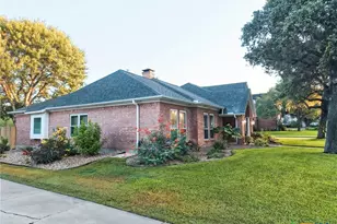 303 Woodlands Ln, Victoria, TX 77904 - Photo 3