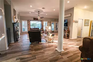 303 Woodlands Ln, Victoria, TX 77904 - Photo 9