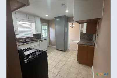 1801 E Walnut Avenue, Victoria, TX 77901 - Photo 5