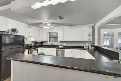 580 E Zipp Road, New Braunfels, TX 78130 - Photo 11