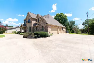 121 Wallace Boulevard, Cameron, TX 76520 - Photo 3