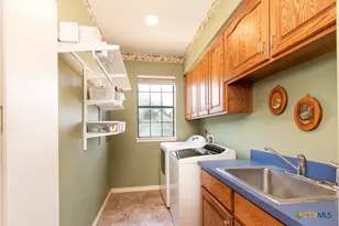 121 Wallace Blvd, Cameron, TX 76520 - Photo 5
