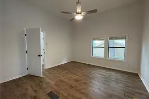 625 E 13th Ave, Belton, TX 76513 - Photo 11