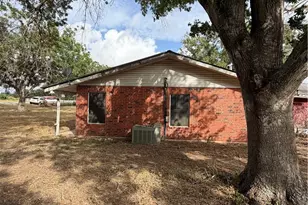 415 SE Main St, Stockdale, TX 78160 - Photo 17