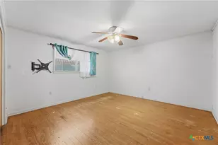 520 Seydler St, Gonzales, TX 78629 - Photo 9