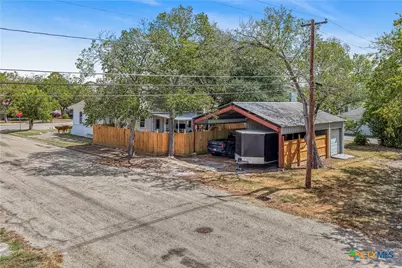 612 W Grand Avenue, Yoakum, TX 77995 - Photo 3