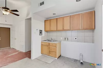 206 E Pine Street, Seguin, TX 78155 - Photo 9