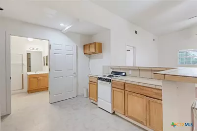 206 E Pine Street, Seguin, TX 78155 - Photo 7