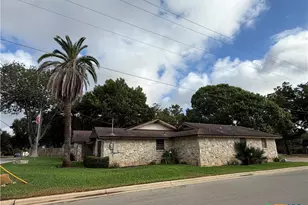 212 S 4th St, Stockdale, TX 78160 - Photo 17