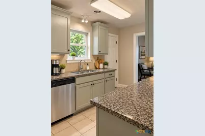 372 W Nacogdoches Street, New Braunfels, TX 78130 - Photo 3