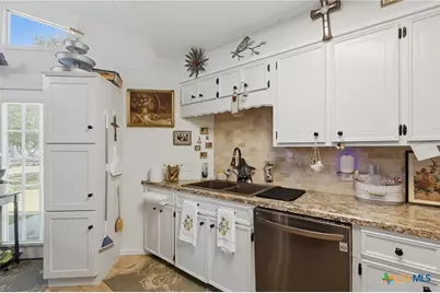 513 Lakeshore Drive, Victoria, TX 77905 - Photo 9