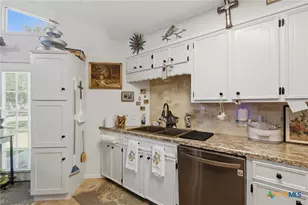 513 Lakeshore Dr, Victoria, TX 77905 - Photo 9