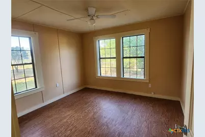 107 E Saint Mary Street, Runge, TX 78151 - Photo 5