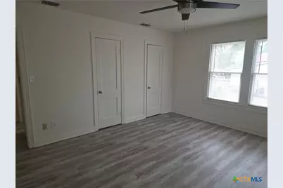 1513 N N Ave B, Shiner, TX 77984 - Photo 3