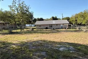 422 W Franklin St, Goliad, TX 77963 - Photo 19