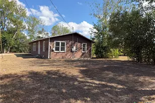 935 Campbell St, Seguin, TX 78155 - Photo 3