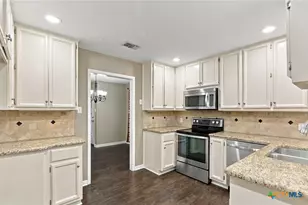 815 Briarwood St, Victoria, TX 77904 - Photo 9