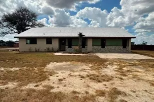 611 Lina Ln, Seguin, TX 78155 - Photo 1