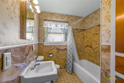 408 Davidson Street, Yoakum, TX 77995 - Photo 27