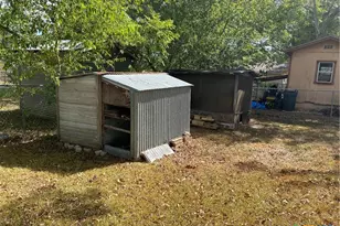 410 W 14th St, Shiner, TX 77984 - Photo 5