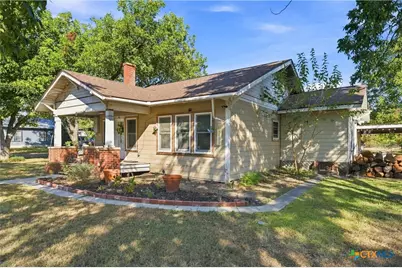 202 E Avenue E, Rosebud, TX 76570 - Photo 1