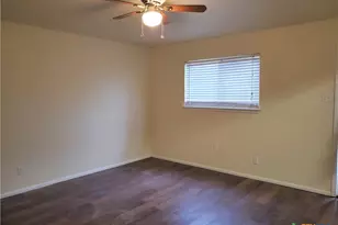 300 Milam St, Seguin, TX 78155 - Photo 3
