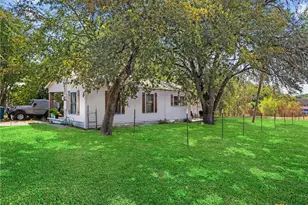 705 E Mountain St, Seguin, TX 78155 - Photo 15