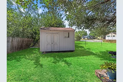 705 E Mountain Street, Seguin, TX 78155 - Photo 17