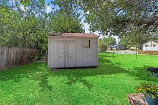 705 E Mountain St, Seguin, TX 78155 - Photo 17