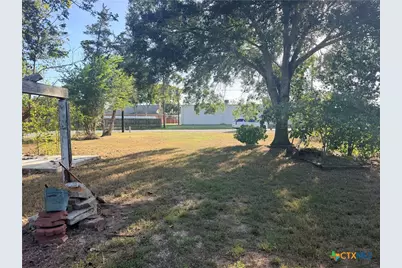 506 N East St, Edna, TX 77957 - Photo 3