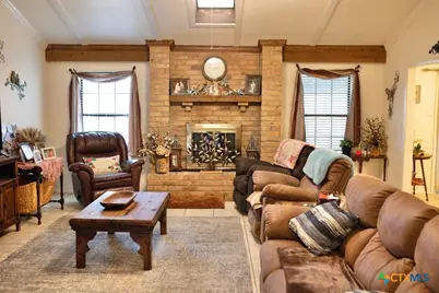 904 Carroll Dr, Yoakum, TX 77995 - Photo 5