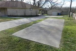 900 Boenig St, Seguin, TX 78155 - Photo 11