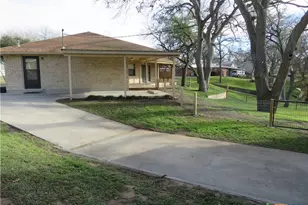 900 Boenig St, Seguin, TX 78155 - Photo 13