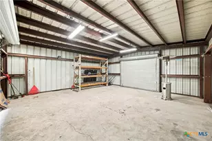 512 N Ave F, Shiner, TX 77984 - Photo 9
