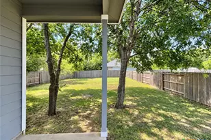 911 E Seideman St, Seguin, TX 78155 - Photo 17