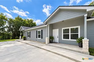 911 E Seideman St, Seguin, TX 78155 - Photo 1
